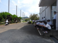 DSCN2677(単車通学生の見守る中)